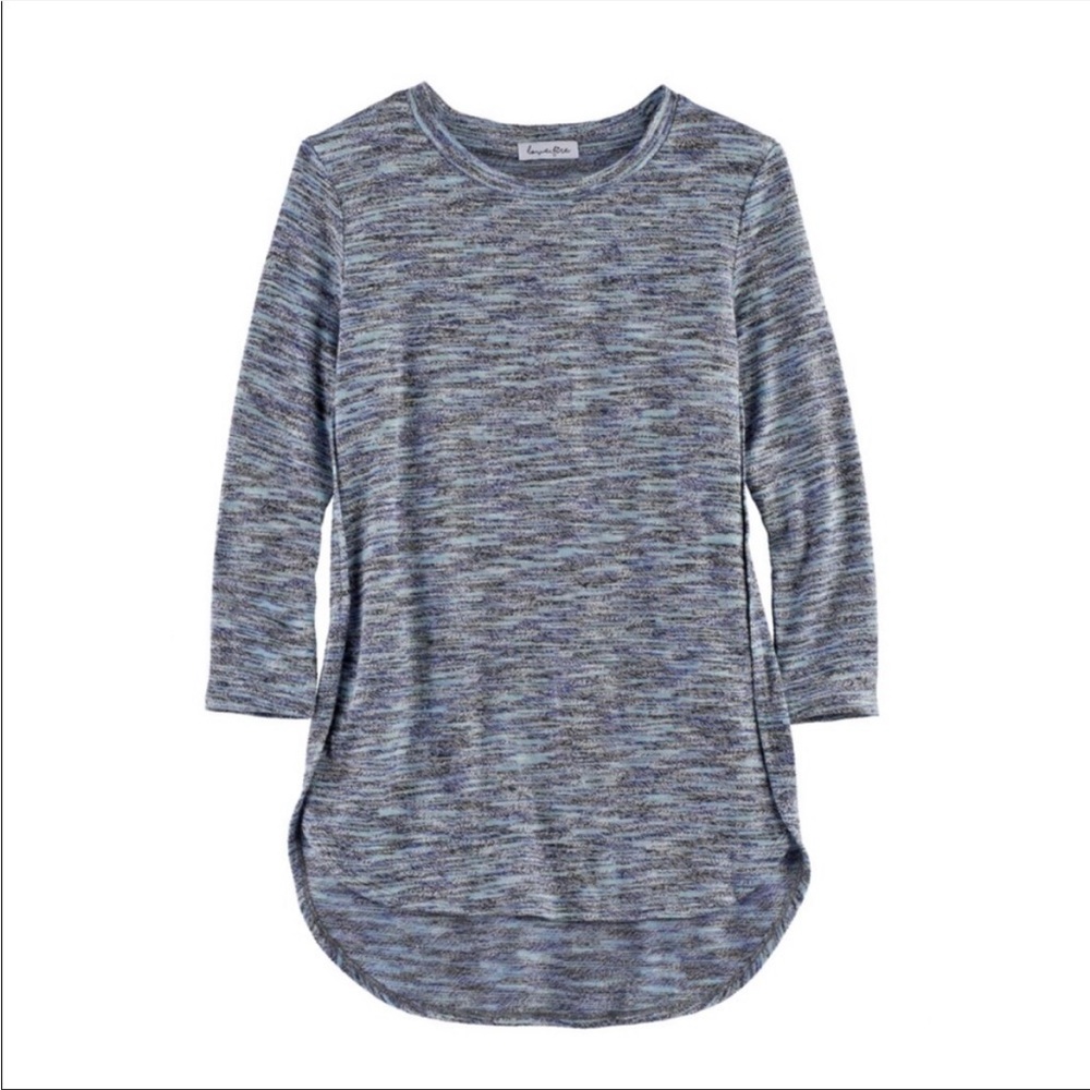 Girls side slit tee.